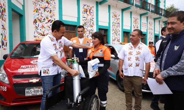 Entrega gobernador apoyos durante audiencia en Tenango