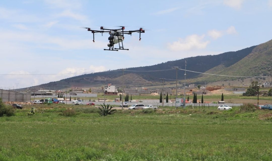 Entrega Omar Fayad drones a ejidatarios de Tulancingo