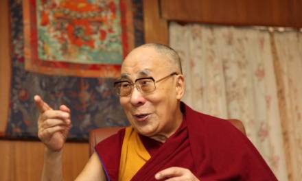 Dalai Lama dice que si lo sucede una mujer debe ser atractiva