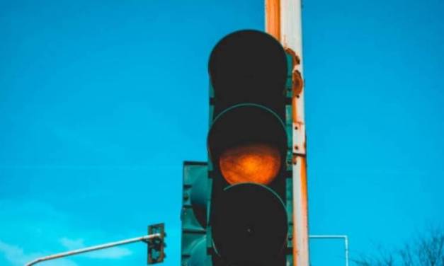 Señalamientos viales son ignorados por muchos automovilistas y peatones