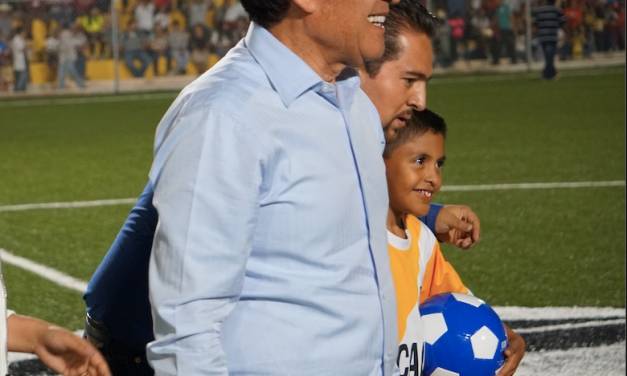 Pepe Guadarrama hace entrega de alumbrado en deportivo El Campamento