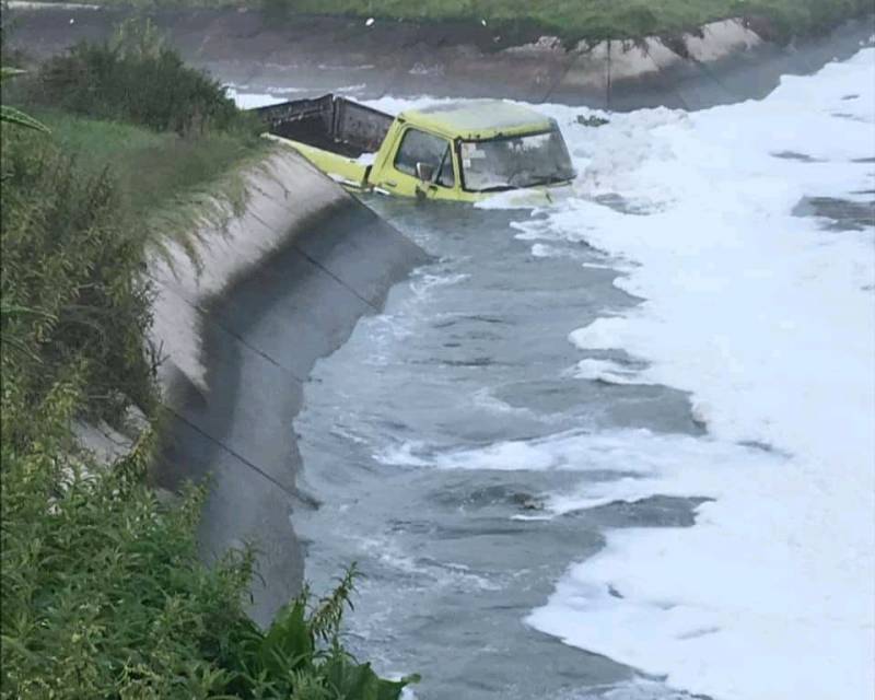 Conductor cae con su camioneta a canal en Mixquiahuala