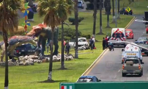 Vuelca camioneta frente al Museo El Rehilete