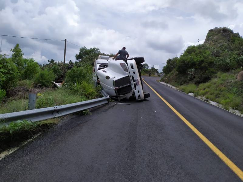 Vuelca tráiler en San Agustín Mezquititlán