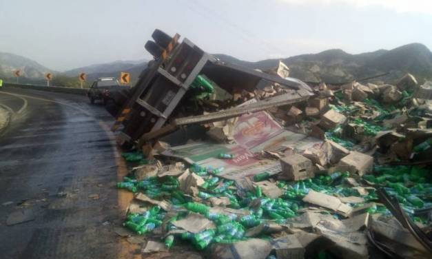 Vuelca camión en la México-Tampico, en Atotonilco el Grande