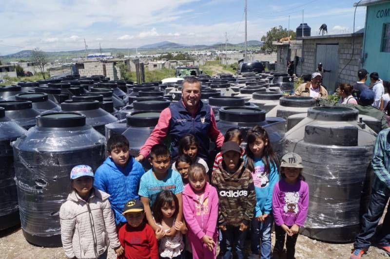 Alcalde de Tepeapulco entrega tinacos de agua a familias vulnerables