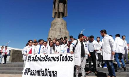 Médicos pasantes de Hidalgo se manifiestan por eliminación de becas