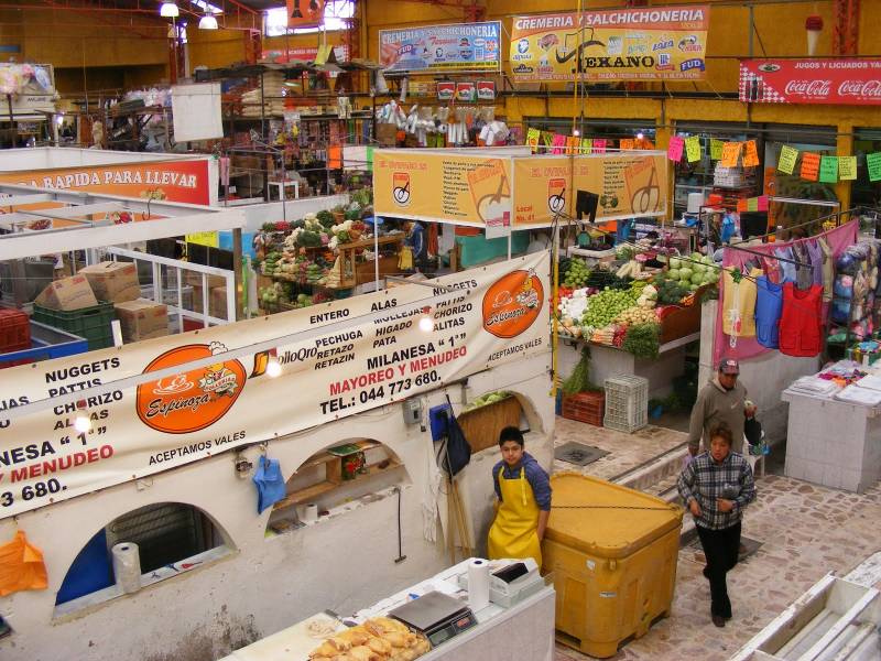 Denuncian venta ilegal de locales en el mercado de Tepeji