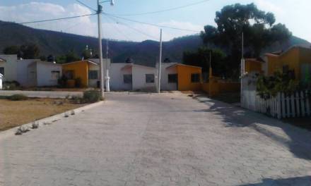 Casas abandonadas en Napateco peligro latente: vecinos