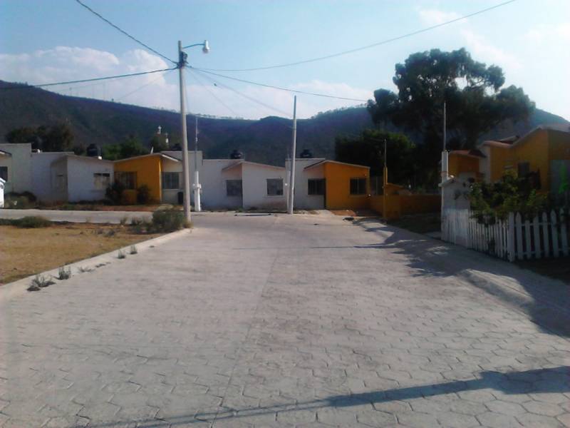 Casas abandonadas en Napateco peligro latente: vecinos