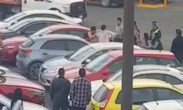 Graban pelea entre jóvenes en Plaza del Valle