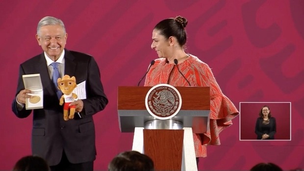 Ana Guevara entrega medalla a Amlo por apoyar a deportistas de Panamericanos