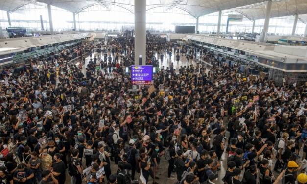 Aeropuerto internacional de Hong Kong canceló todos sus vuelos