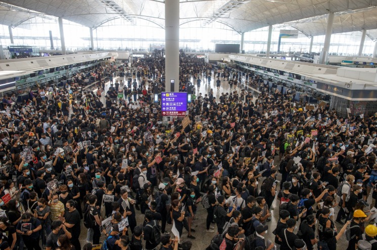 Aeropuerto internacional de Hong Kong canceló todos sus vuelos
