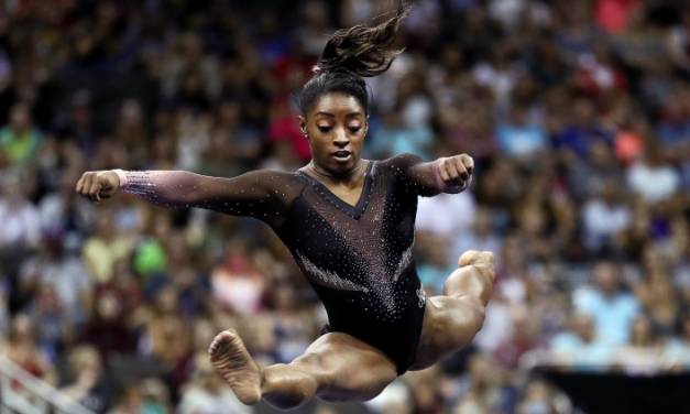 Gimnasta Simone Biles maravilla al mundo con salto triple doble