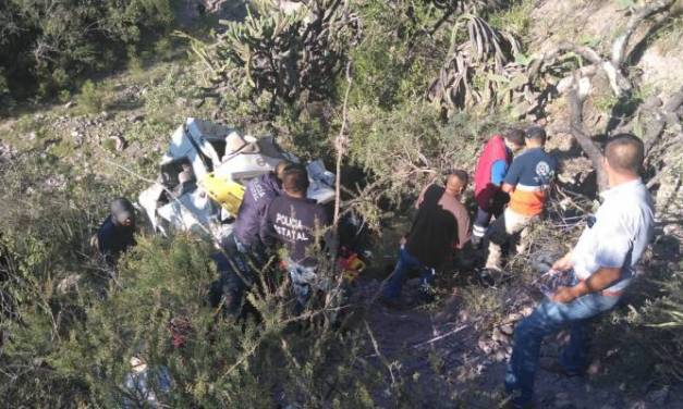 Accidente de camioneta en Zimapán deja al menos 7 personas muertas