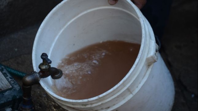 El agua sucia que llega a los hogares pachuqueños es una constante en le servicio