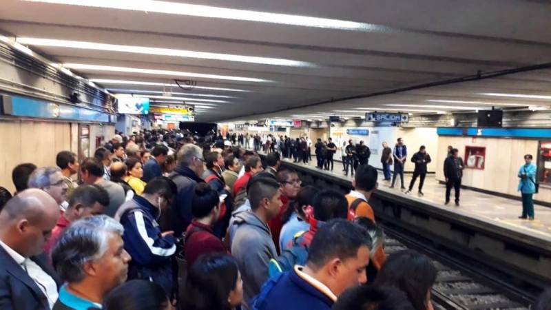 Mujer muere al arrojarse a las vías del metro en la CDMX