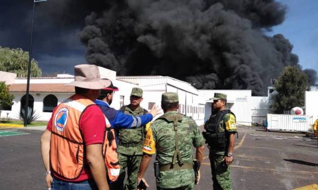 Atienden bomberos y Ejército incendio en Ciudad Industrial de Morelia