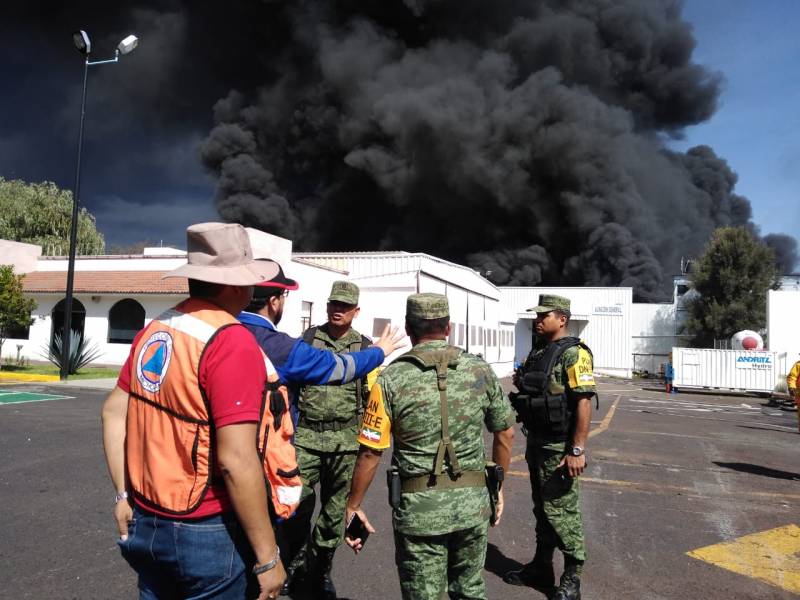 Atienden bomberos y Ejército incendio en Ciudad Industrial de Morelia