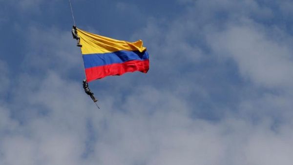 Mueren dos militares en rutina de exhibición aérea, en Colombia