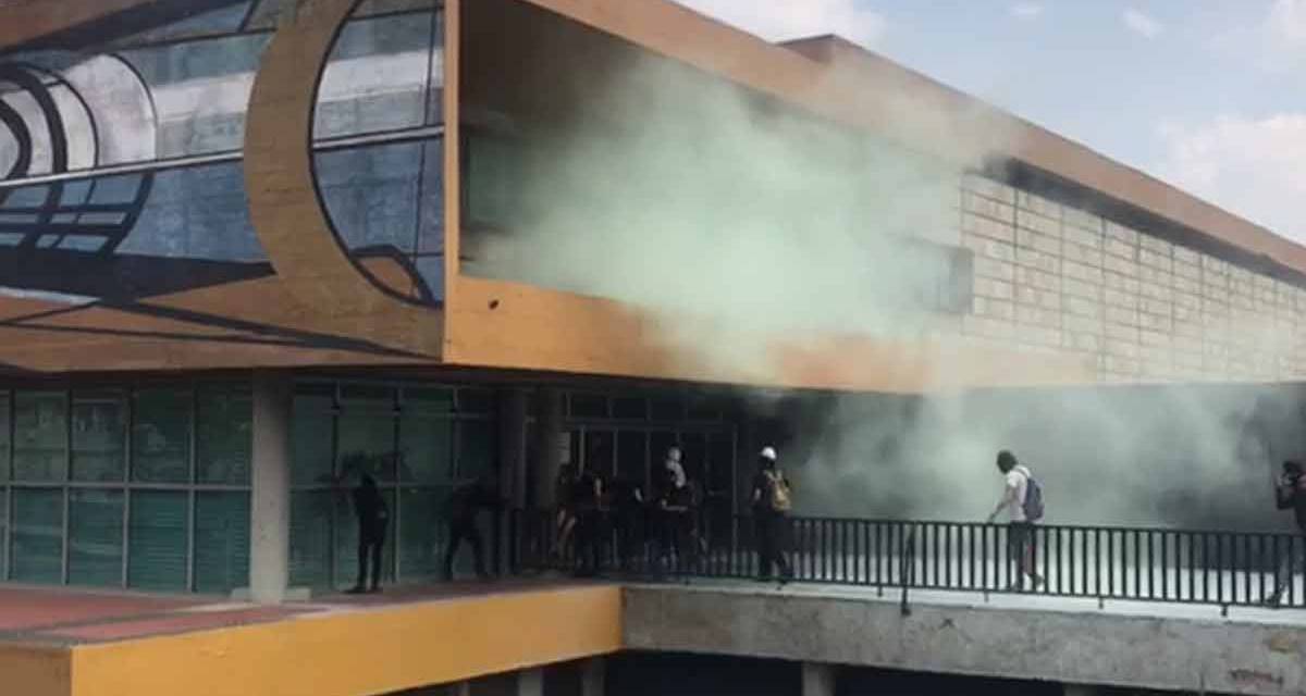 En rechazo al porrismo de la UNAM realizan actos vandálicos
