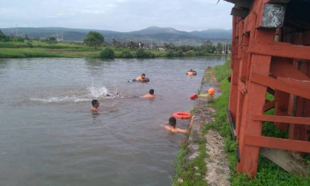 Elementos de PC y Bomberos de Santiago se capacitan en natación y rescate