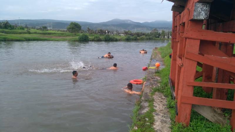 Elementos de PC y Bomberos de Santiago se capacitan en natación y rescate