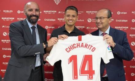 Presentan oficialmente al Chicharito con el Sevilla