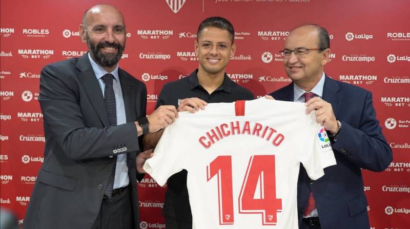 Presentan oficialmente al Chicharito con el Sevilla