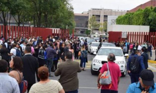 CNTE amenaza con tomar San Lázaro, diputados desalojan el recinto