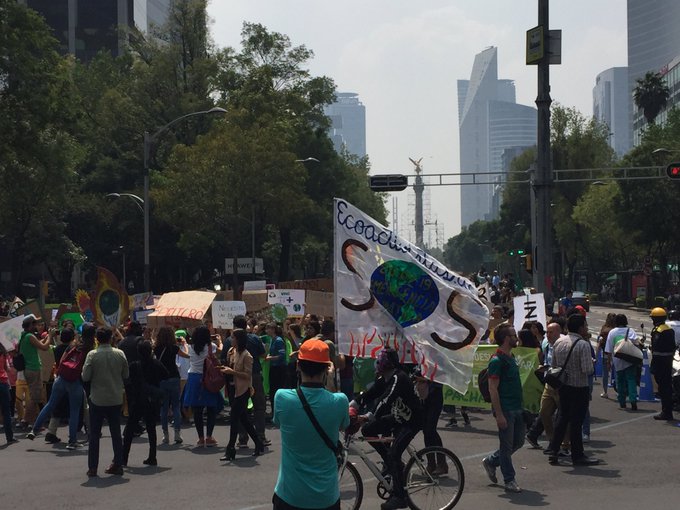 Mexicanos se suman a manifestaciones contra el calentamiento global