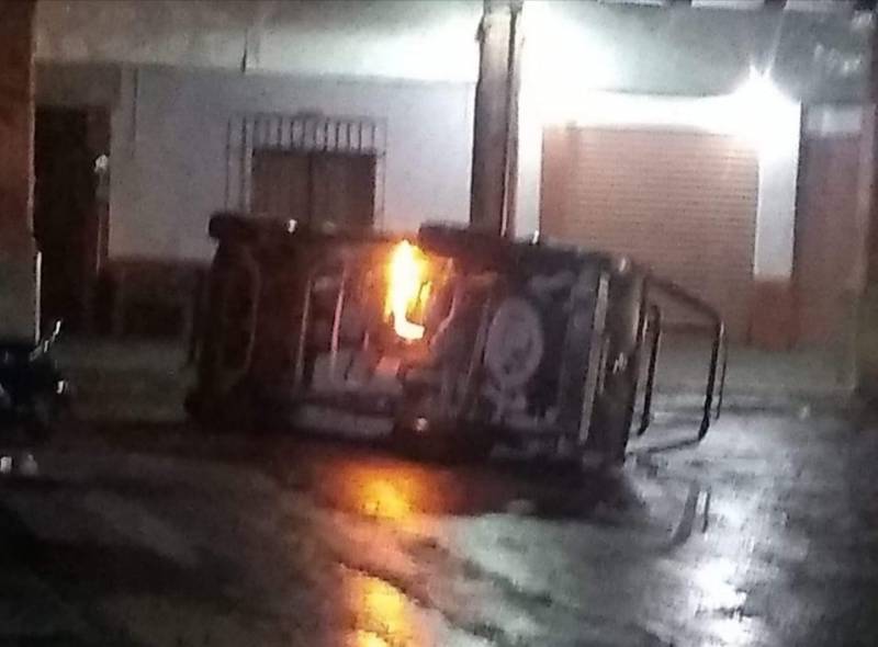 Habitantes de Villa de Tezontepec queman 3 patrullas y causan daños al Palacio Municipal