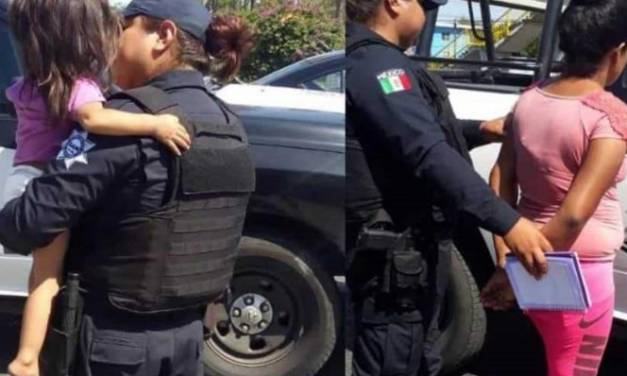 Mujer amenaza con aventar a su hija de un puente peatonal