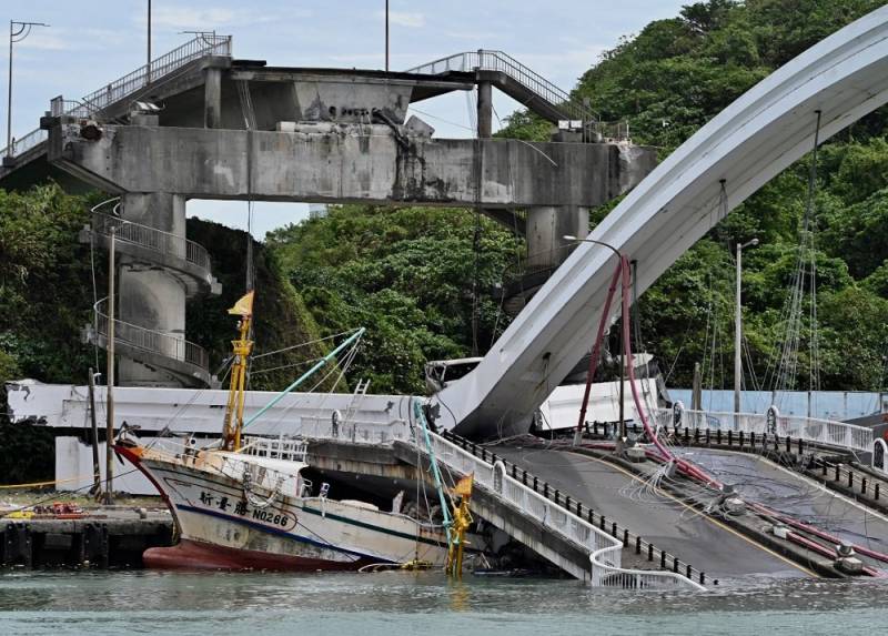 Colapsa puente en Taiwan; hay 10 lesionados