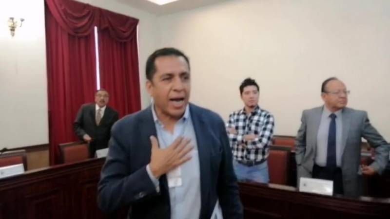 Ricardo Crespo irrumpe sesión de Cabildo