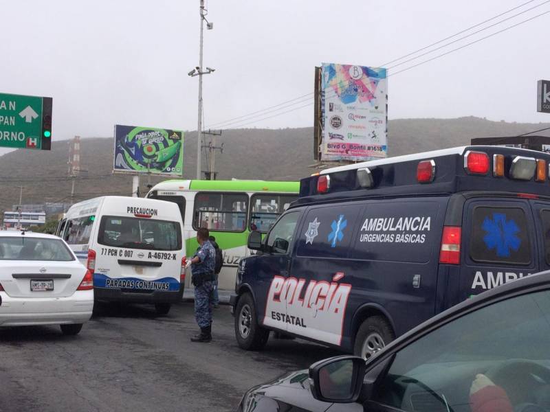 Choque entre camioneta de transporte público y Tuzobús deja dos heridos