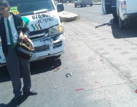 Unidad del transporte público embistió a camioneta