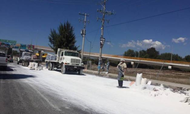 Tractocamión tira cal en el Tephé