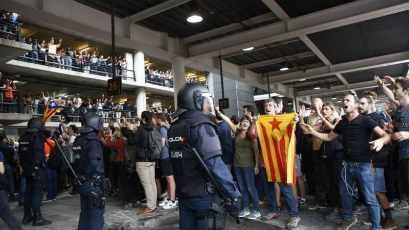 Protestas en aeropuerto de Barcelona causa cancelación de vuelos