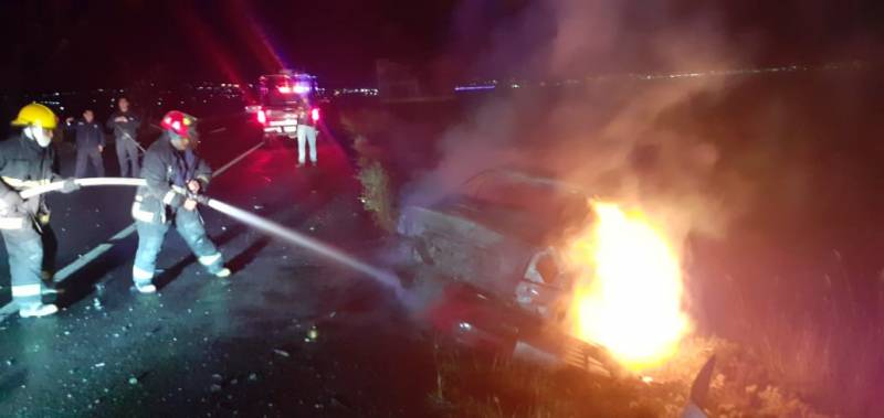 Tras choque en la México-Pachuca se incendia vehículo; no hay lesionados