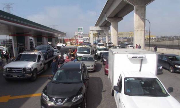 Vehículos se quedan varados en la México-Toluca; cargaron gasolina con agua