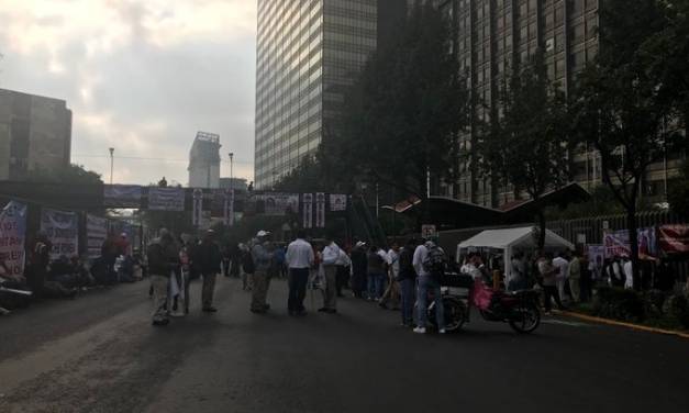 Sindicalizados de Pemex bloquean avenida Marina Nacional; piden transparencia de recursos