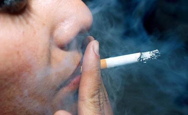 Ciudadanos atribuyen la adicción al cigarro a la ansiedad y la «moda»