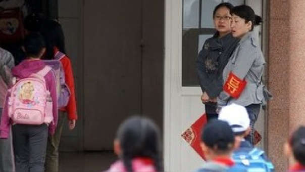 Atacan a 50 niños con sosa cáustica en guardería de China