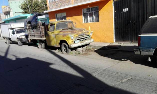 Piden retiro de autos abandonados en vía pública en Tulancingo