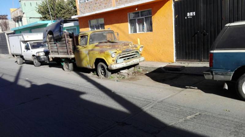 Piden retiro de autos abandonados en vía pública en Tulancingo