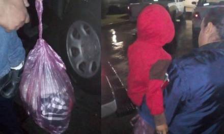 Madre echa a su hijo de 5 años a la calle, con todo y su ropa en bolsas de plástico