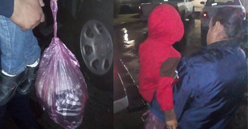 Madre echa a su hijo de 5 años a la calle, con todo y su ropa en bolsas de plástico