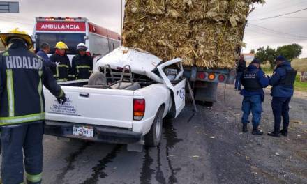 Muere hombre tras impactar su camioneta contra camión